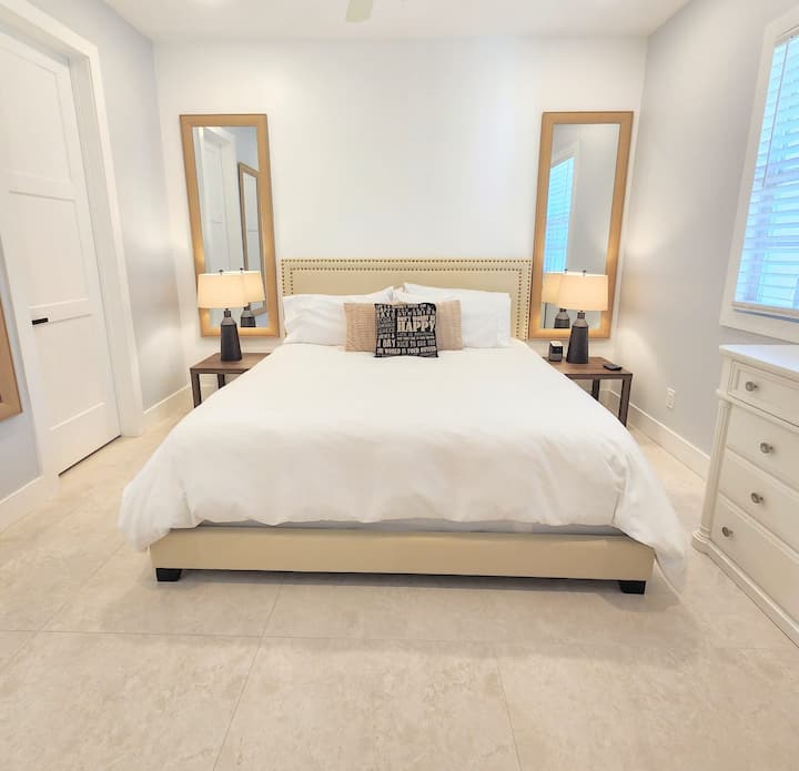 Dormitorio 2
con cama tamaño king y acceso al baño de Jack y Jill.