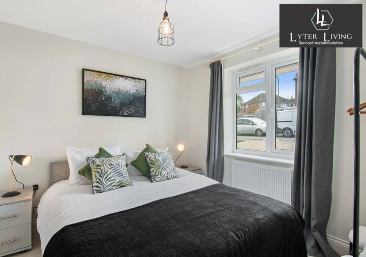 Спална соба 1 во Lyter Living Short Lets Сервирано сместување во Оксфорд