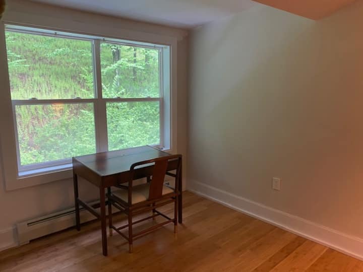 办公室或第三间卧室，您可以使用气垫床（楼上） 