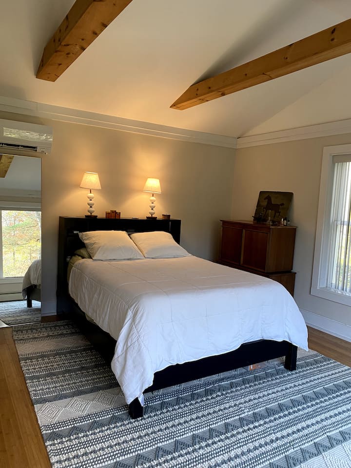 主卧室位于一楼，配备套内全功能卫生间。 宽敞的窗户；醒来时，感觉仿佛漂浮在树上。  