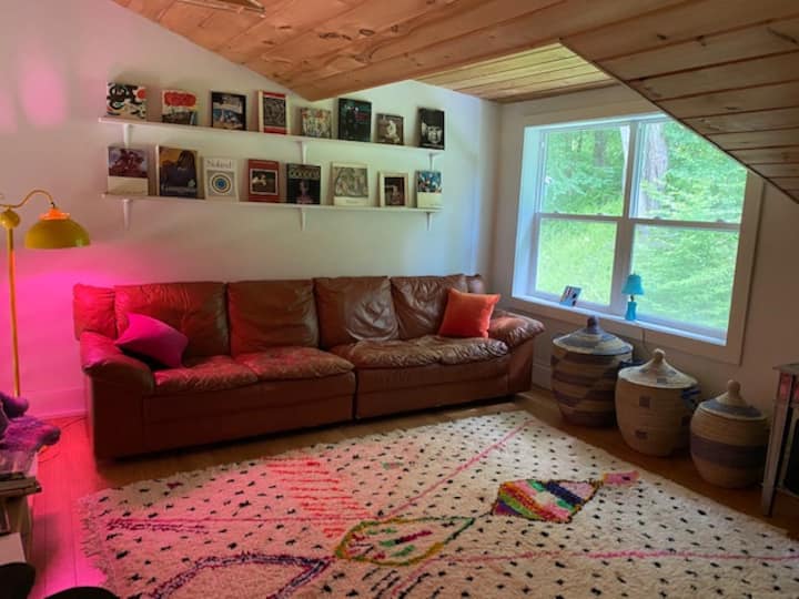 楼上阁楼区域。可以隔离开来，作为第四间卧室，配备气垫。大电视