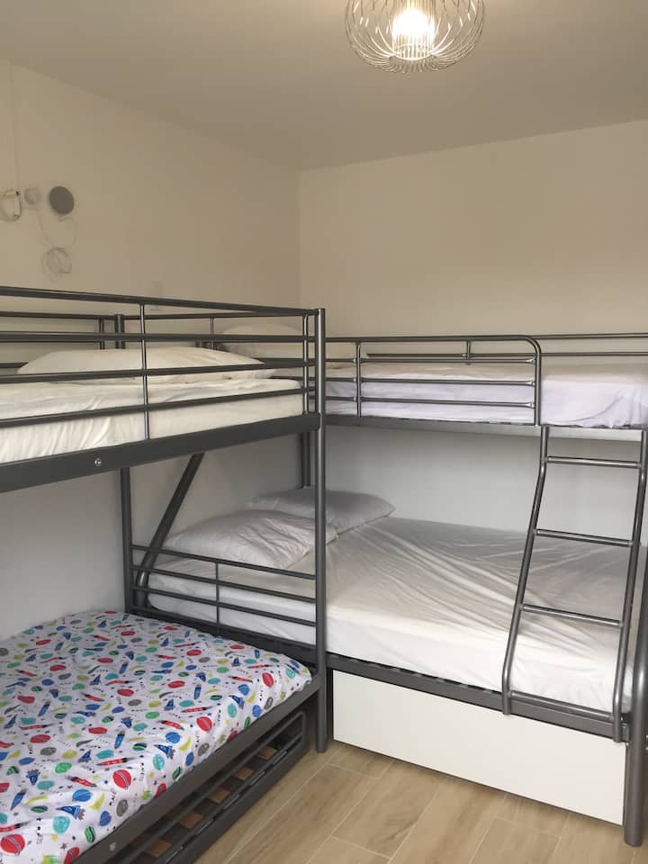 Izba Tijuana: Izba
ideálne pre deti alebo mladý pár (1 poschodová posteľ 2x90 cm + 1 ďalšia poschodová posteľ 1x90 cm +1x140cm)