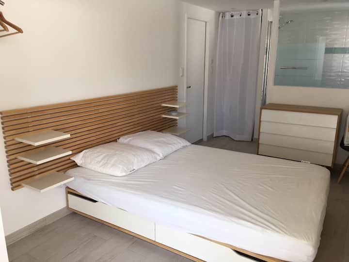 Spálňa San Jose: najtichšia a najúžasnejšia izba v dome (posteľ 1x140 cm); so samostatnou kúpeľňou a samostatným WC.