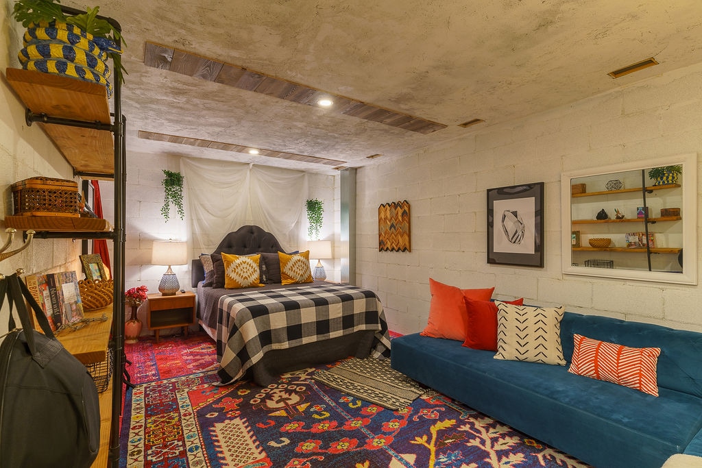 Chumba cha kulala chenye nafasi kubwa na cha kimapenzi. Sehemu hii ina historia nzuri!  Mwangaza uliopitwa na wakati kwenye dari una mwinuko kwenye sehemu ya chini ya ngazi kabla tu ya kuingia kwenye chumba hiki.