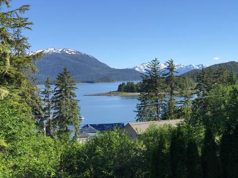 Auke Bay Chalet~ Ocean views, Hot Tub, & Sauna