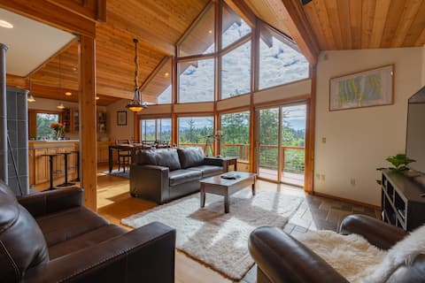Luxury Auke Bay Chalet~ Ocean views Hot tub Sauna