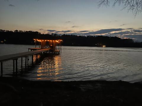 Enjoy Lake life and nature with city convenience