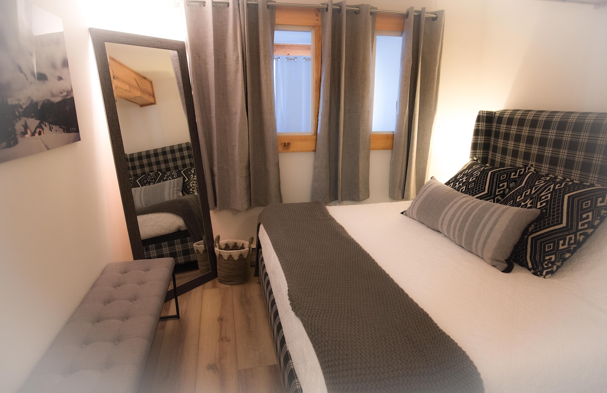 Táto vysnívaná spálňa má fialový matrac s manželskou posteľou, šatník a skvelú lavičku pre vaše tašky. 