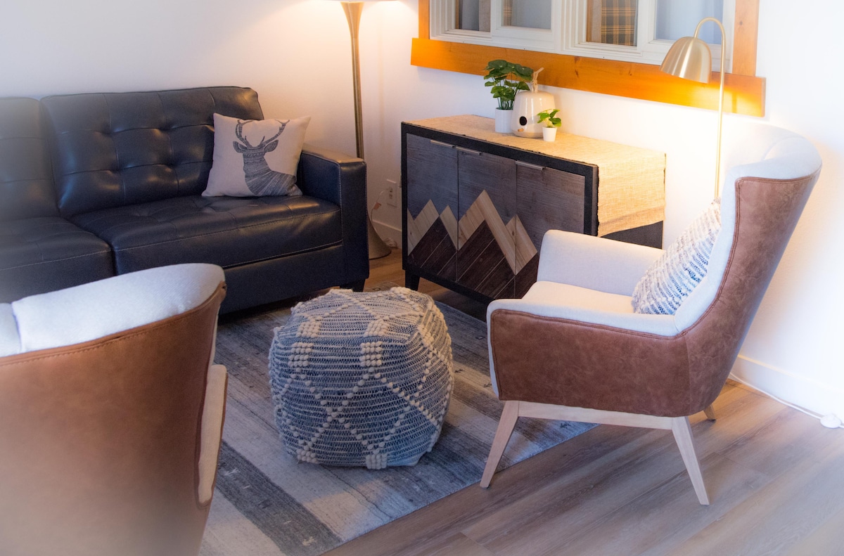 Bonusový priestor! Užite si hry vo vnútri horskej skrinky s priateľmi či rodinou. Keď je pred spaním, kožená pohovka námornícka kožená pohovka sa mení na rozkladaciu manželskú posteľ Queen s matracom z pamäťovej peny.