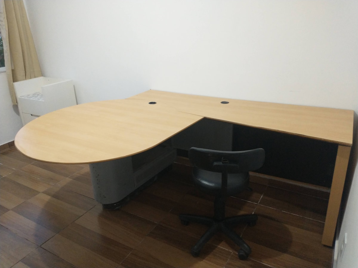 Excelente mesa para trabalhar 