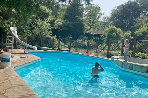 Pool, jacuzzi, deluxe family oasis