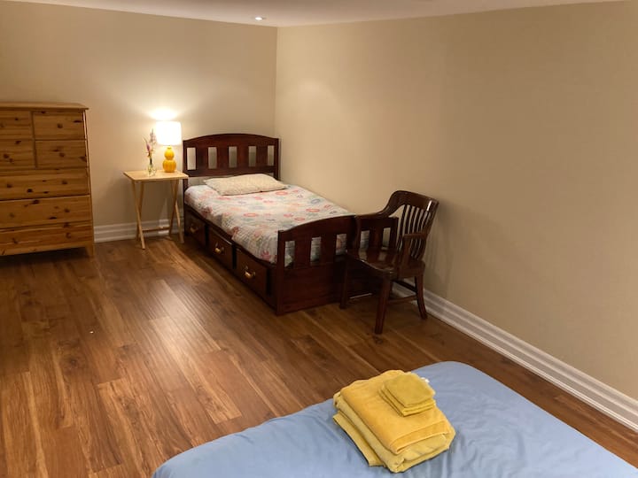 Camera da letto 6 (foto 2 di 2) - seminterrato - letto singolo e letti queen-size