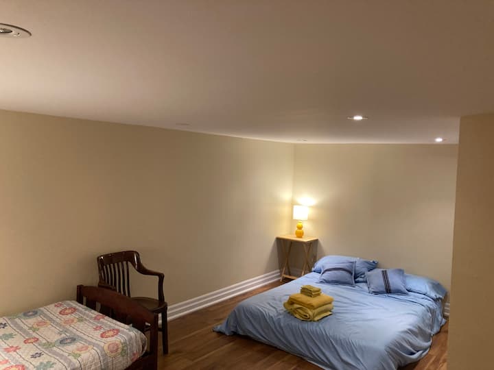 Camera da letto n ° 6 (foto 1 di 2) - seminterrato - letto singolo e letto queen-size
