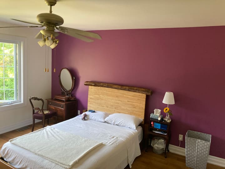 Camera da letto con letto queen-size (secondo piano) con armadi a muro (2) e scaffali, toilette d'epoca