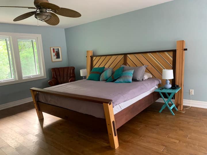 Camera da letto principale con letto matrimoniale grande, realizzato dall'host Pablo (per favore contatta per un preventivo personalizzato in legno:))