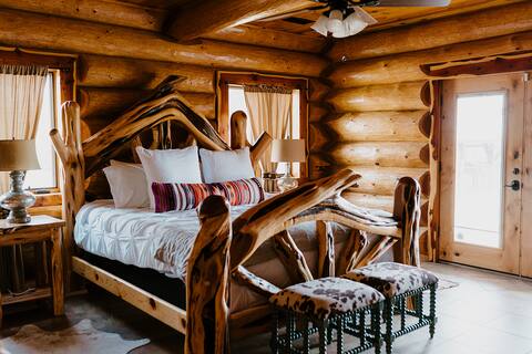 CO-vibes Log Cabin on 10 Acres, Pool + Outdoor Bar