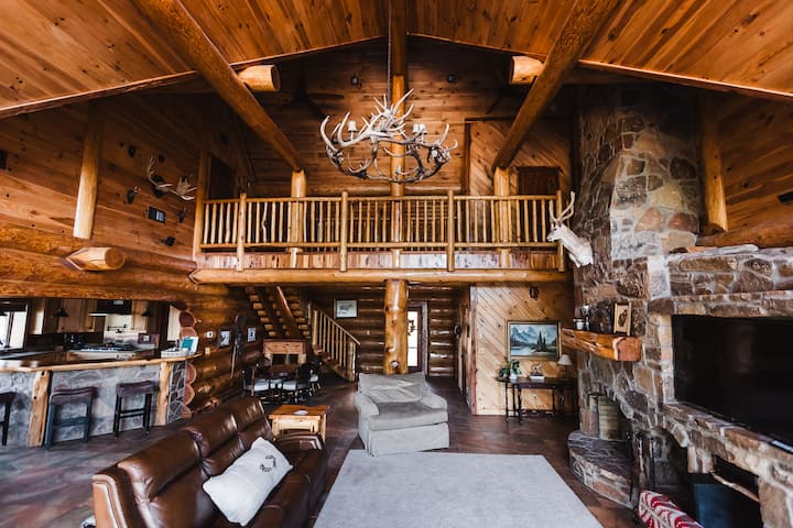 Co-vibes Log Cabin On 10 Acres, Pool + Outdoor Bar - Possum Kingdom Lake, TX