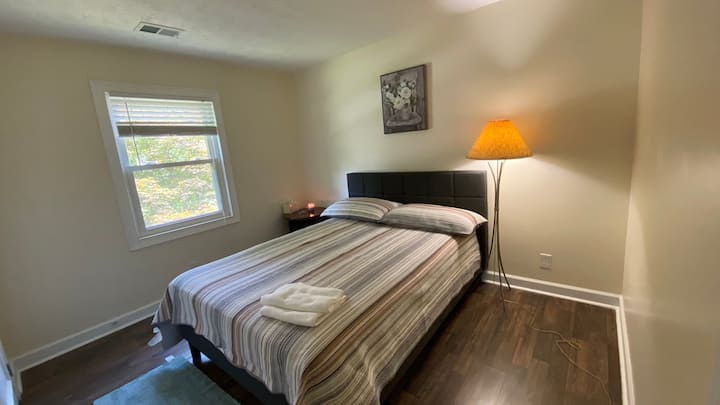 Dormitorio 3: cama tamaño queen.