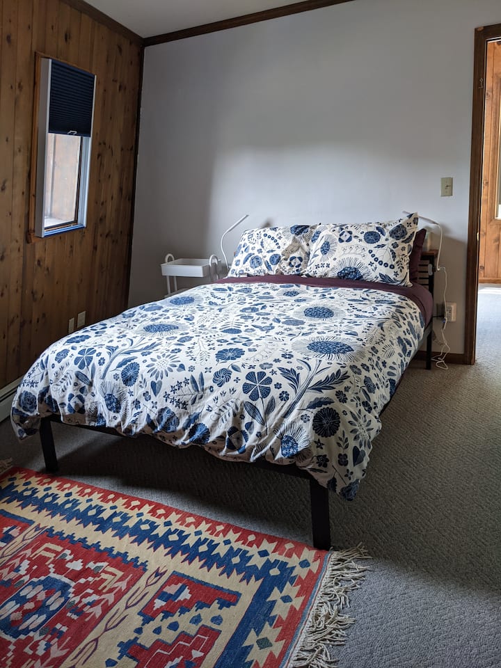 Chumba cha kulala cha Master kilicho na kitanda cha malkia