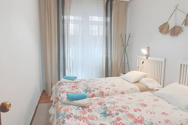 חדר שינה ️ שני
שתי מיטות יחיד בגודל 90 ס"מ וגישה ישירה למרפסת 