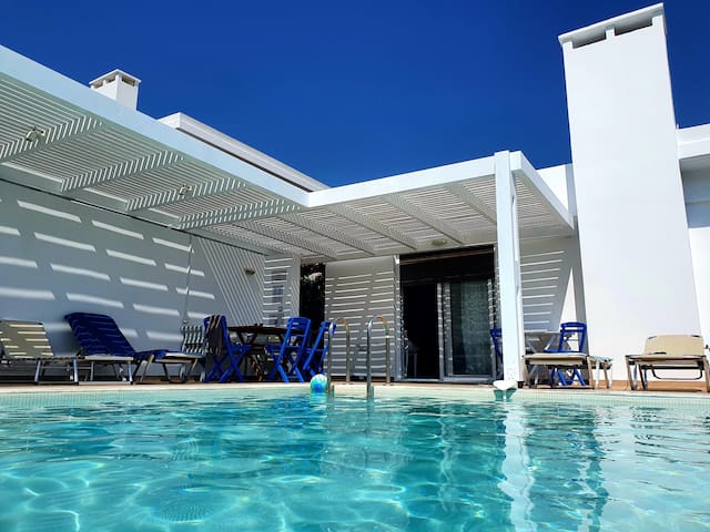 Sea side villa with stunning view of Vliha Bay