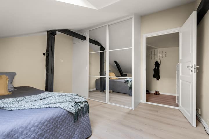 חדר השינה הראשי עם מיטת קינג סייז גדולה וארונות בגדים גדולים עם מראות. יש כאן מספיק מקום לשני מבוגרים.
אפשר למשוך את החלון עם תריס כדי להחשיך אותו לחלוטין. בחדר השינה יש גם תנור חימום.