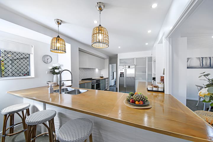 Relaxing home at Maroochydore River sleeps 8 to 13