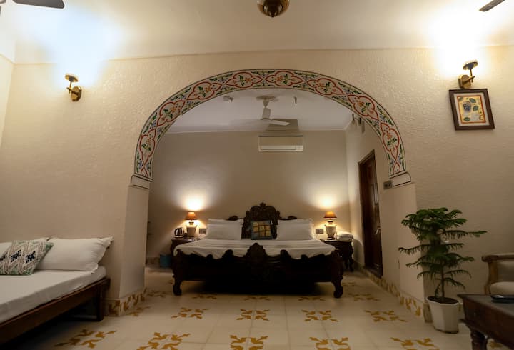 Кабана соба (со поглед кон базен) со еден брачен кревет и еден единечен кревет