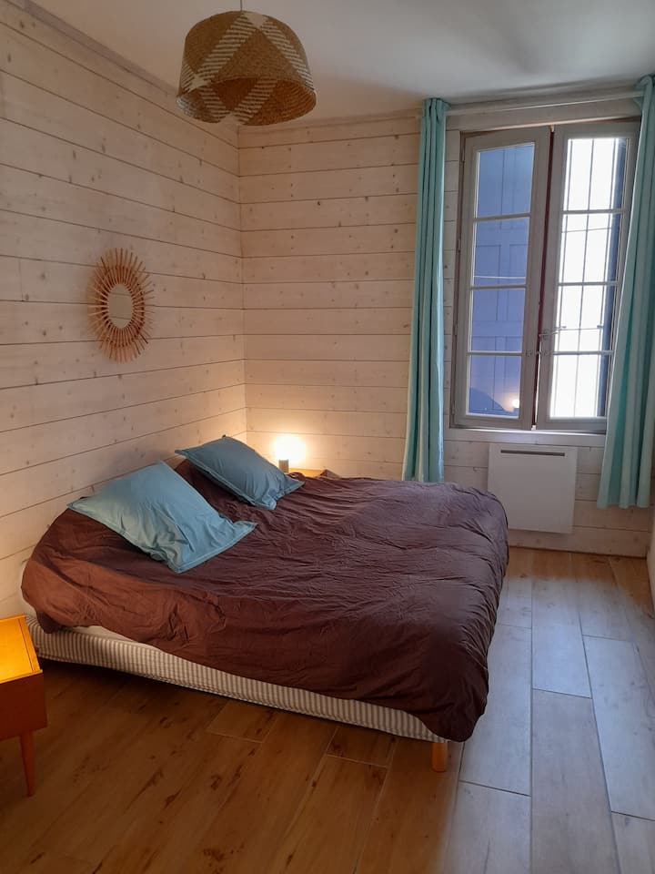 La chambre est meublée avec deux lits de 90 X 190 ( si l'on est entre amis ) et qui forment un couchage de 180 X 190 si l'on est en couple.
