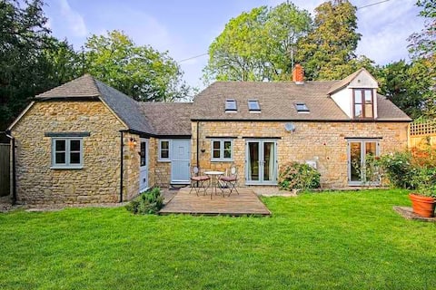 Luxury 3 bed Stone Cotswold cottage with garden