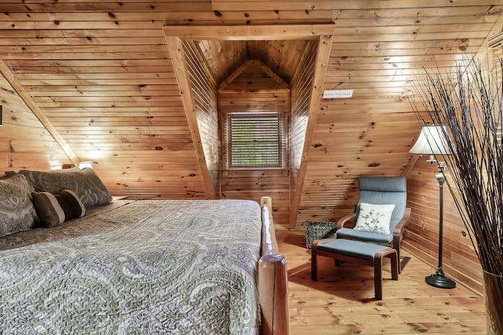 מיטת קינג סייז עם חדר ארונות בקומה העליונה.