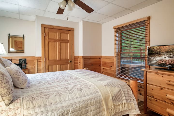 מיטת קווין סייז עם חדר ארונות בקומה התחתונה.