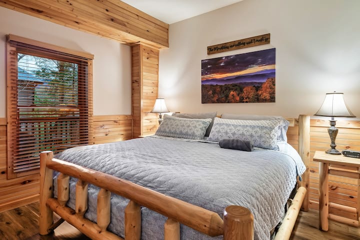 מיטת קינג סייז עם חדר ארונות בקומה התחתונה.