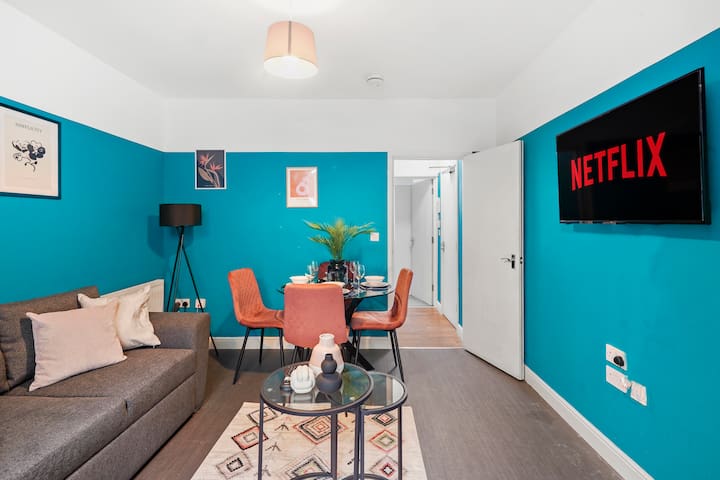 Stylish Gem of Central Bristol – Garden -Sleeps 18 gallery image 3