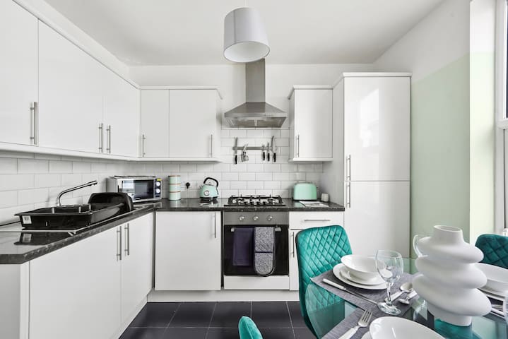 Stylish Gem of Central Bristol – Garden -Sleeps 18 gallery image 5