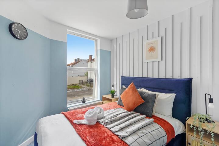 Stylish Gem of Central Bristol – Garden -Sleeps 18 gallery image 4
