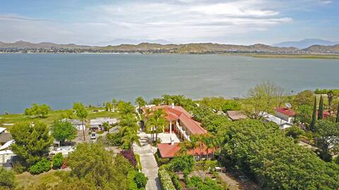 Lakeside Mansion Waterfront 34 beds Boat ramp