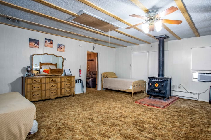 Sehemu zote za kulala katika 3H Ranch Mountain Retreat zinajumuisha mashuka safi kama sehemu ya ukaaji wako.