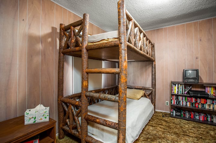 Angalia kazi nzuri ya mbao kwenye fremu ya kitanda cha ghorofa!