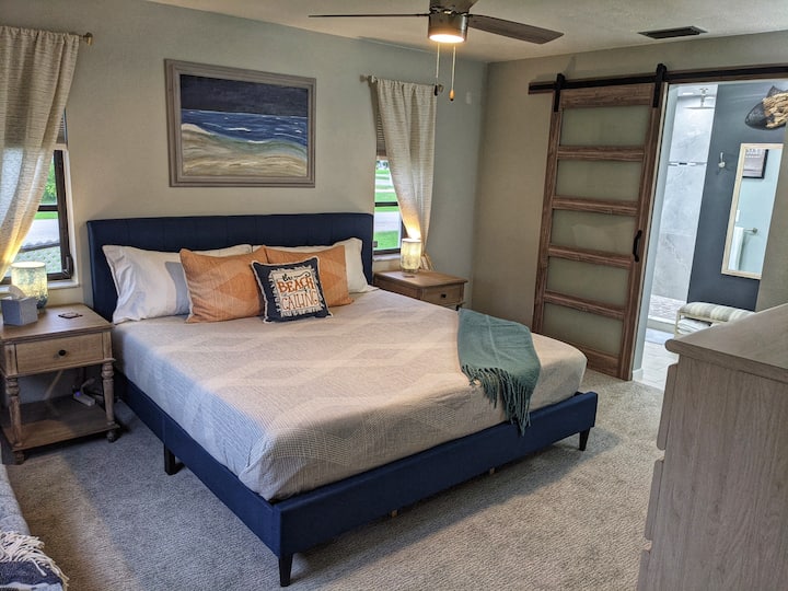 Nenda kwenye ndoto tamu katika kitanda chetu cha King kilicho na ukubwa wa povu la kumbukumbu la Laya. 