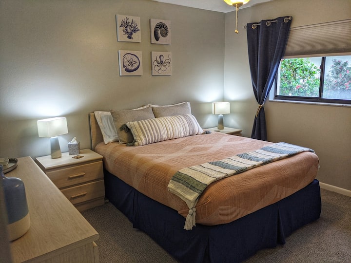 Kitanda cha malkia chenye starehe katika chumba cha kulala cha pili chenye matembezi makubwa kwenye kabati la nguo. 