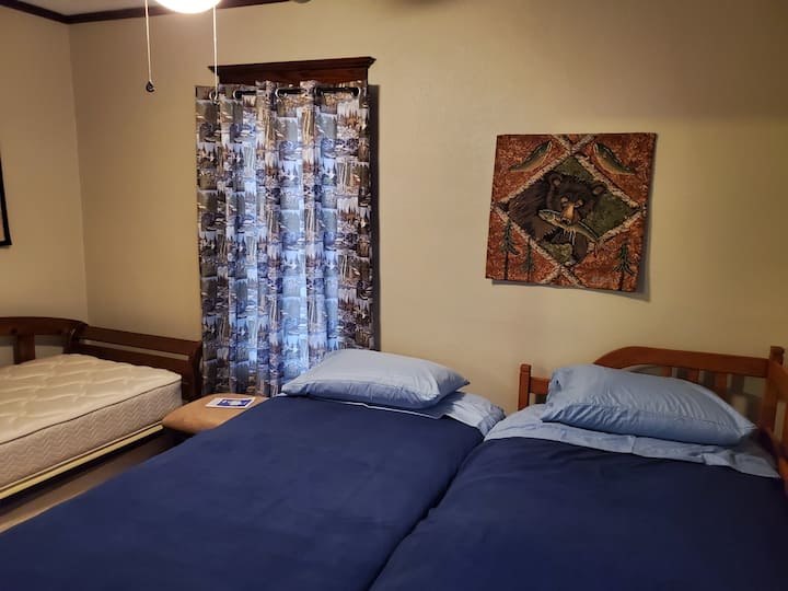 Dormitorio #3, dos camas de día con camas nido plegables.