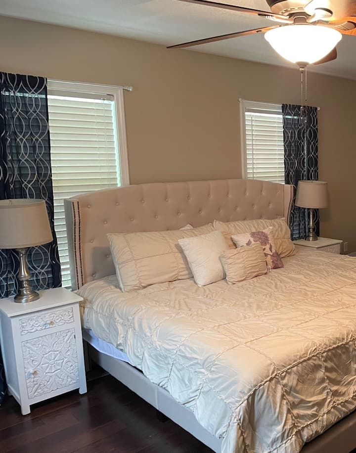 Dormitorio principal con cama tamaño king.