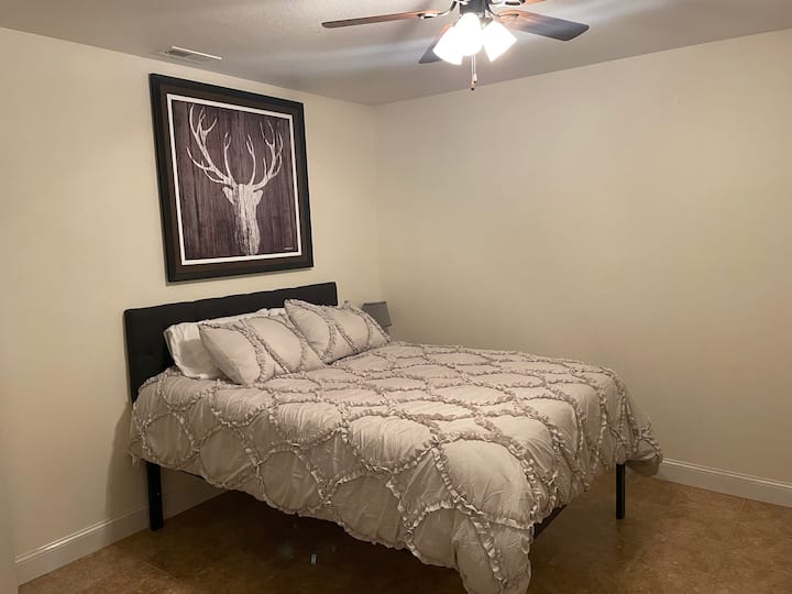 Dormitorio con cama tamaño queen