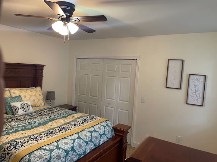 Dormitorio con cama tamaño queen