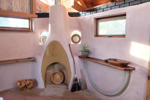 Cob House (Earth Home, Hot Tub, Garden, River)