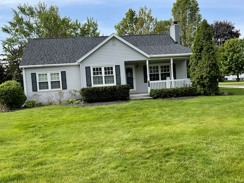 Cheerful 3 Bedroom Cottage Getaway w/ Lake Access