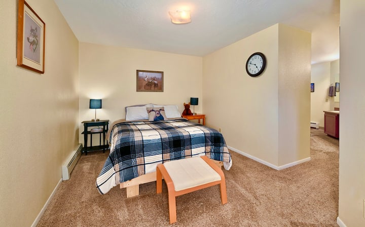 Секоја спална соба има брачен кревет (широк 150-179 см) со луксузна постелнина, шарени јоргани од Алјаска и зимски прекривки за спиење. Премиум затемнетите завеси им овозможуваат на гостите мирен сон во земјата на полноќното сонце. 