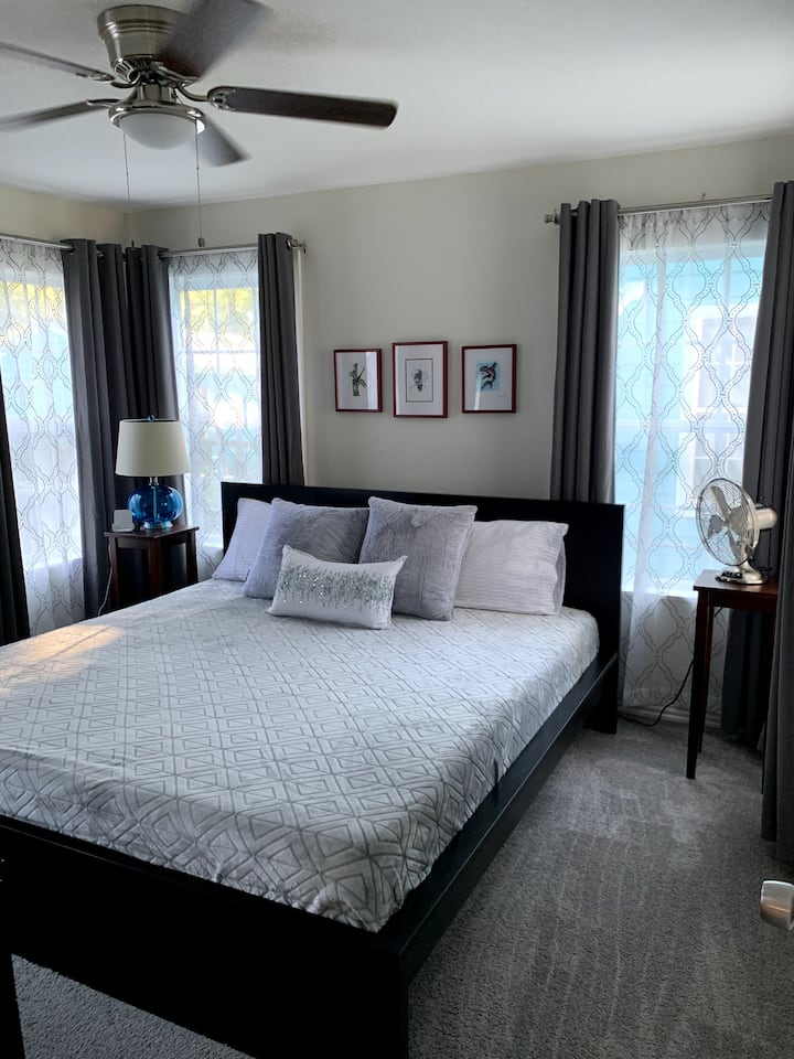 加大双人床，配备全新Ashley家具床垫。 阿拉斯加本地艺术家的艺术作品。 卧室还配有带Roku的电视。