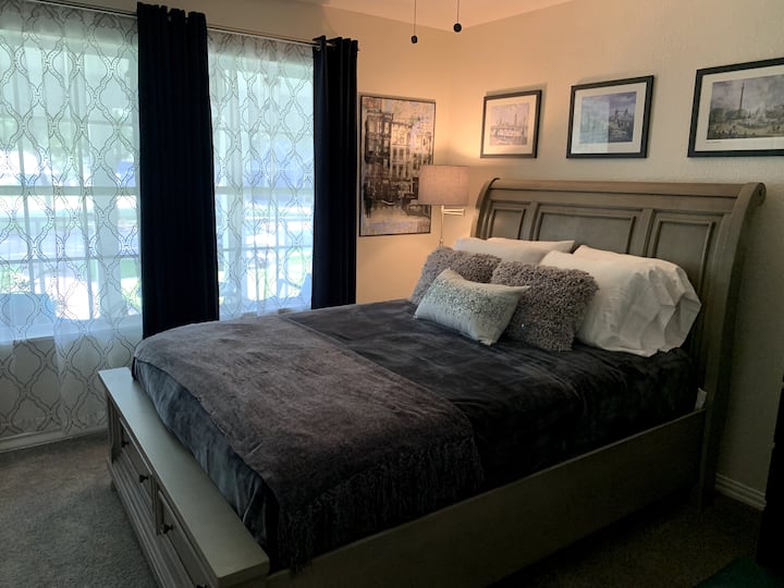 Ashley家具配备标准双人床，储物空间充足。 